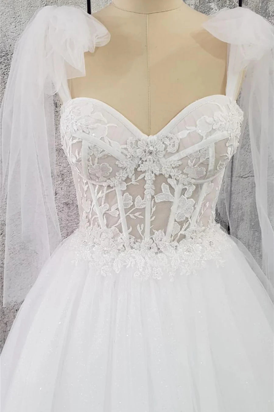 Robe de mariée longue trapèze en tulle avec décolleté en cœur et lacets